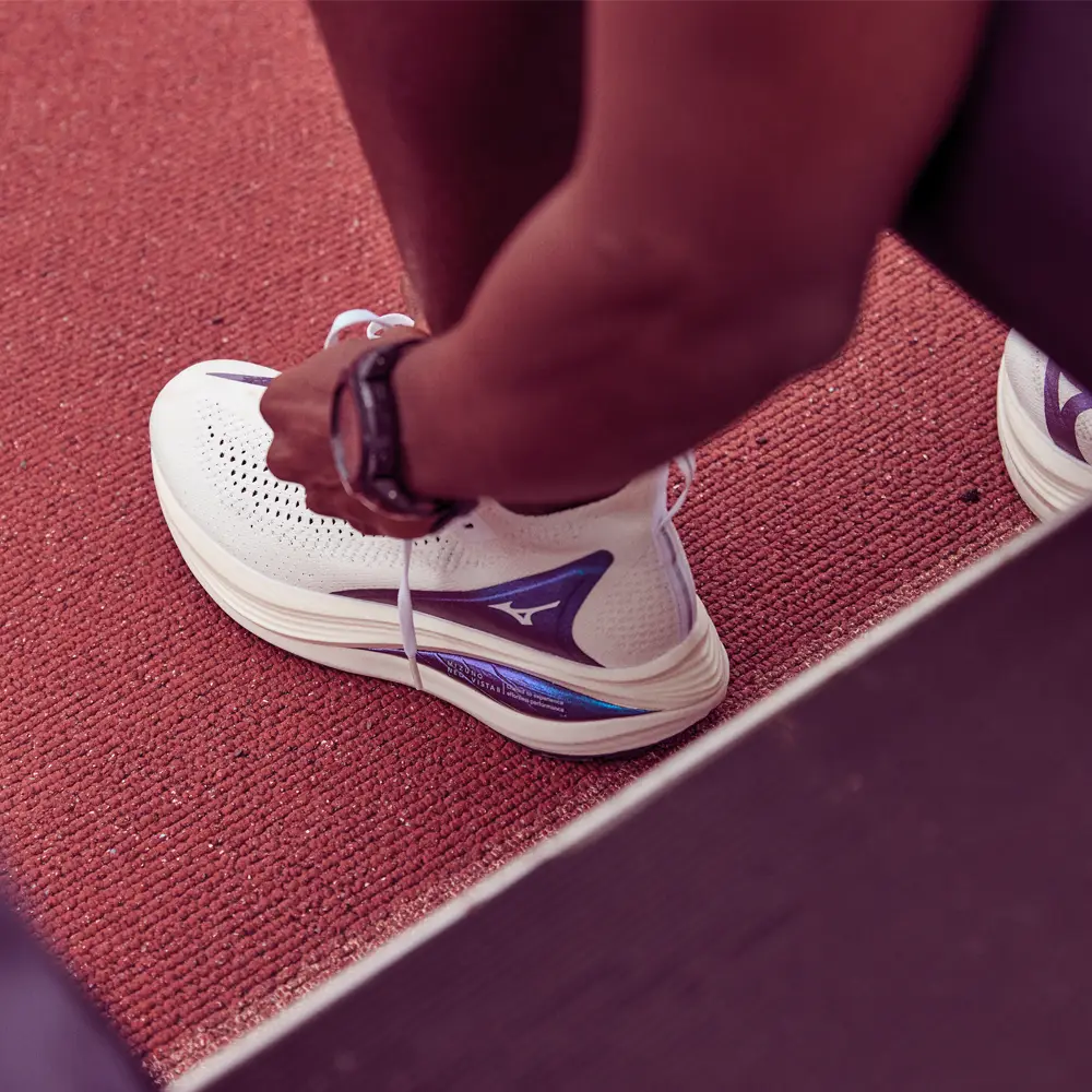 Schoenen aantrekken Mizuno Neo Vista 2