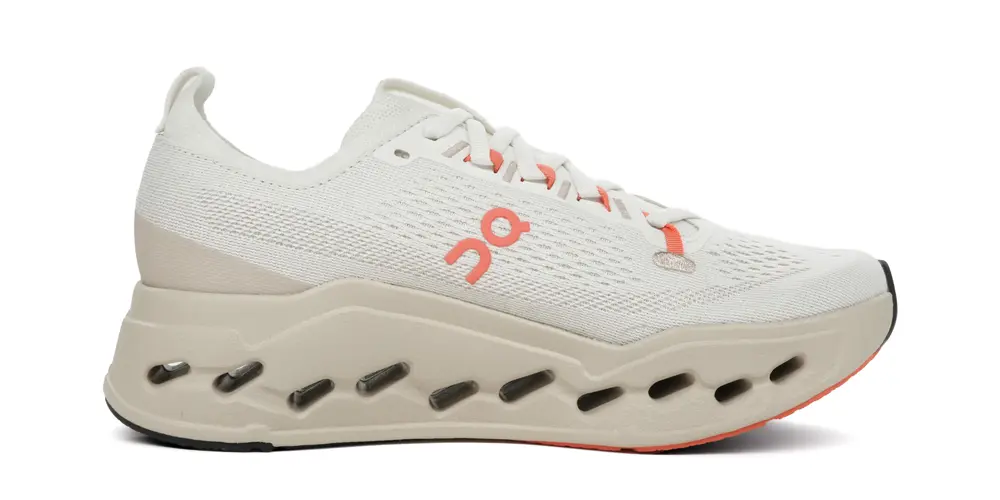 On Cloudsurfer Max zijaanzicht