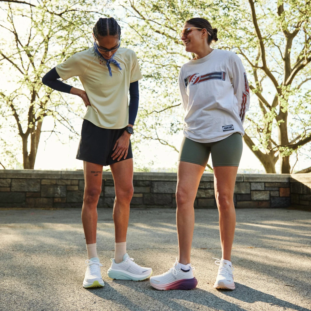 Twee dames die staan, met de Saucony Hurricane 25 aan