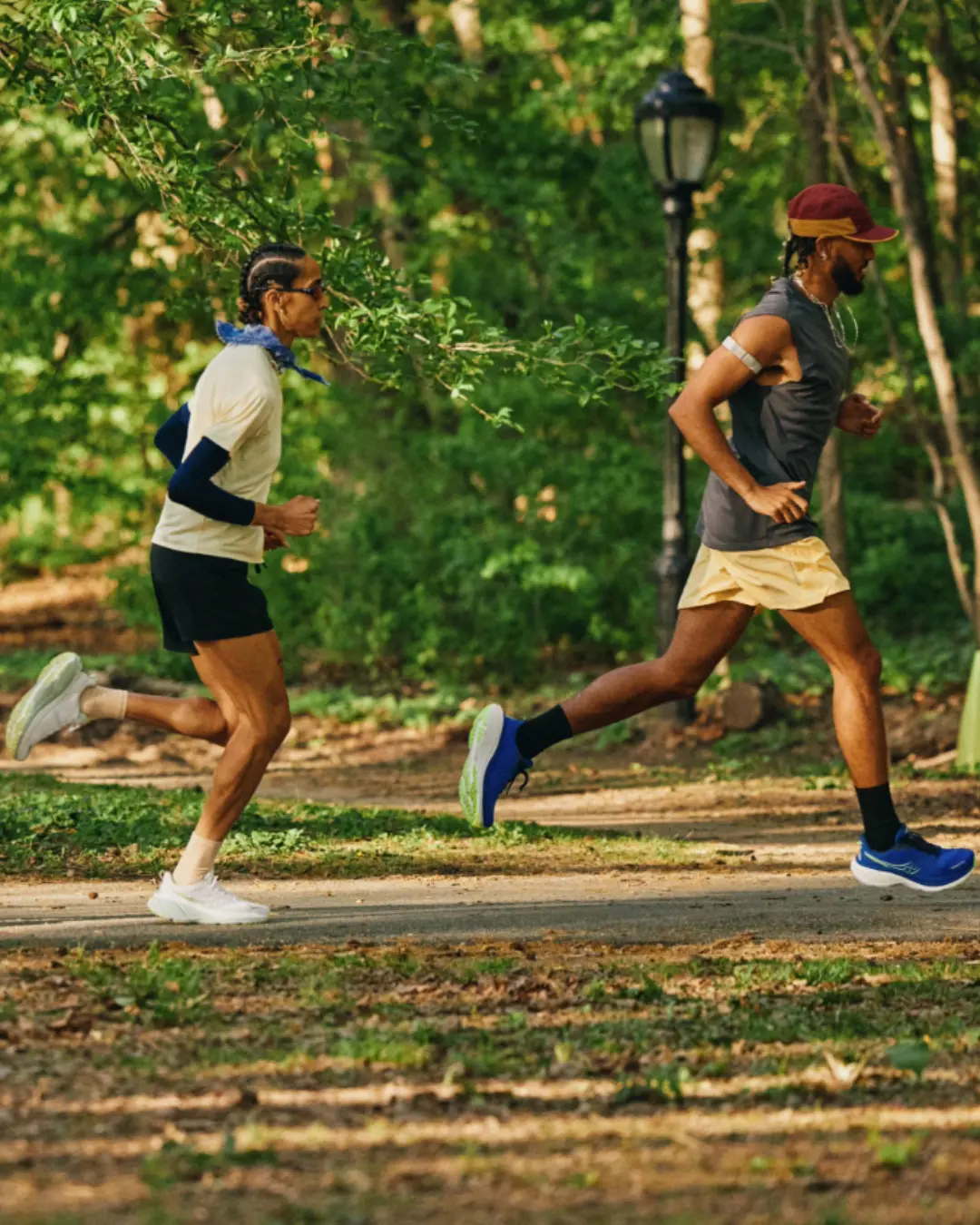 Twee hardlopers die hardlopen met de Saucony Hurricane 25 aan